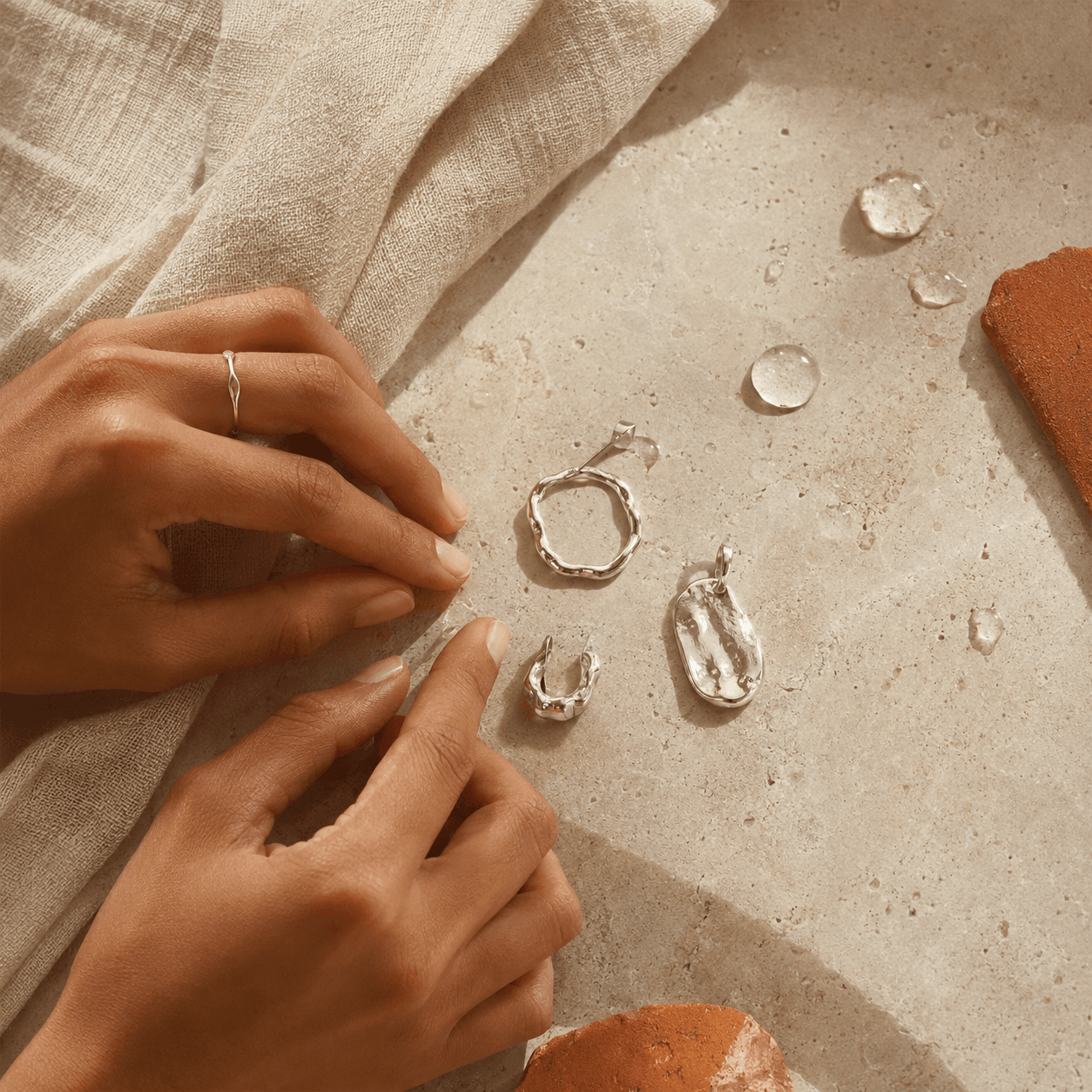Pieza de plata terminada sobre lino crudo